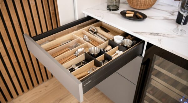 16_9-SCH_NEOLIS_WINE_STATION_tiroir_MB10187